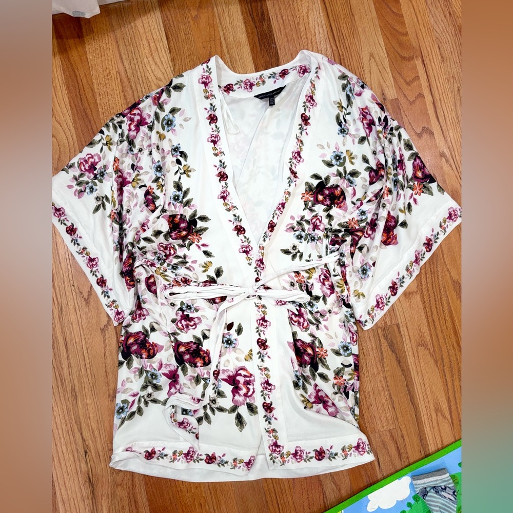 White House Black Market (WHBM) Simone Floral Kimono Robe XS/S